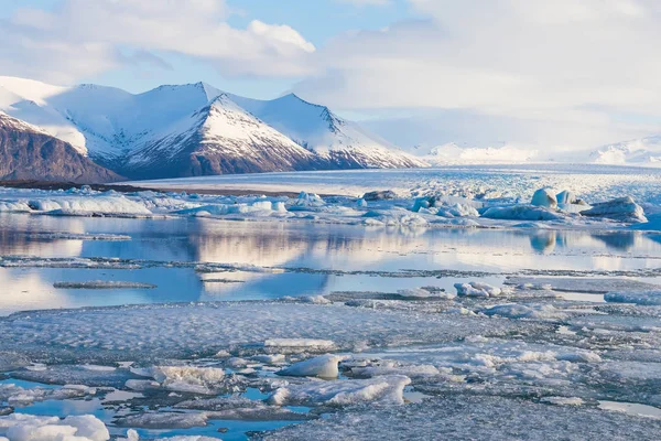 Glaciärlagunen lagoon naturliga vinterlandskap — Stockfoto