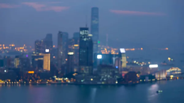 Feux brouillés vue de nuit sur le centre-ville de Hong Kong — Photo