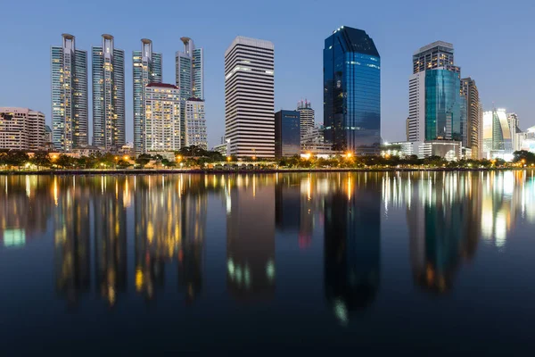 水湖，用反射砖办公楼的城市 — 图库照片