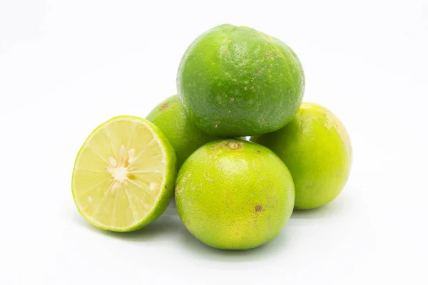 Limes fraîches sur blanc — Photo