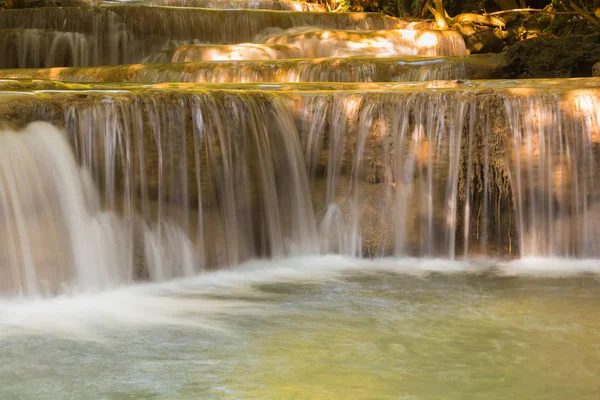 Cascadas naturales del bosque profundo —  Fotos de Stock