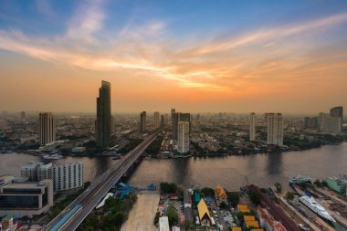 Kavisli havadan görünümü Bangkok Nehri