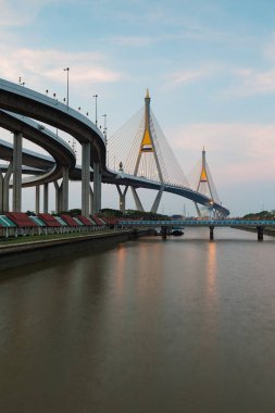 İki Yataklı süspansiyon köprü geçiş Bangkok Nehri