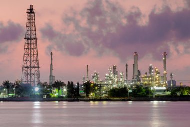 Alacakaranlık petrol rafinerisi ön Nehri