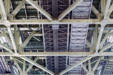 Köprülü çelik konstrüksiyon altında yakın çekim 