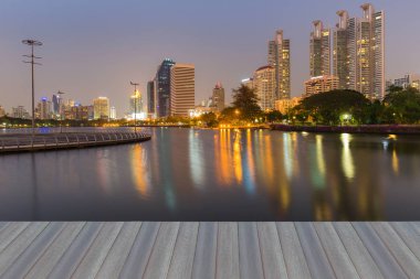 Alacakaranlıkta, Bangkok Tayland yansıması ile bina şehir ofisi