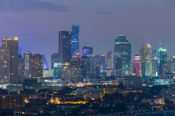 Edificio de oficinas de la ciudad vista nocturna —  Fotos de Stock