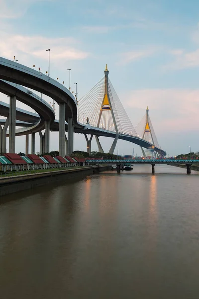 Twin suspension överbryggas korsning Bangkok river — Stockfoto