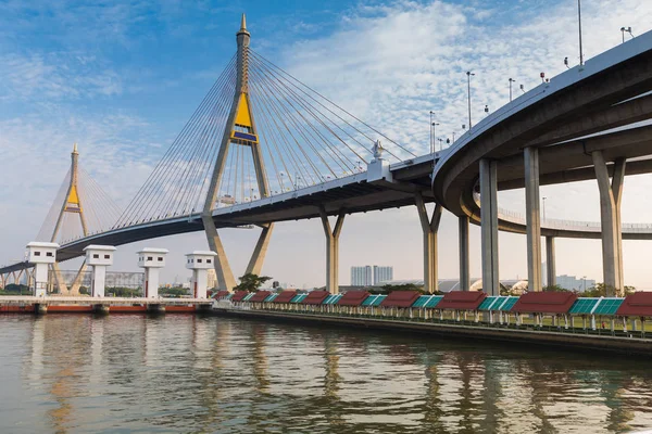 Doble suspensión puente sobre watergate — Foto de Stock