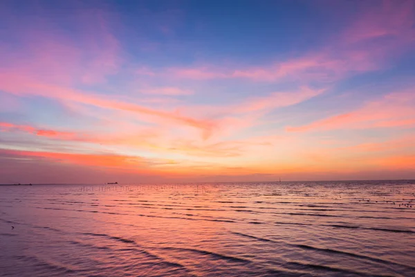 Schöner Himmel nach Sonnenuntergang über der Skyline der Küste — Stockfoto