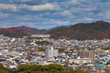 Birden çok renk dağ arka plan ile Kyoto oturma alanı