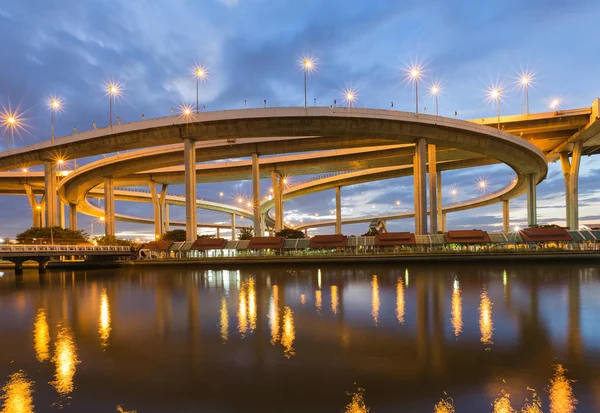 Elevated expressway waterfront with reflection during twilight — Stock Photo, Image