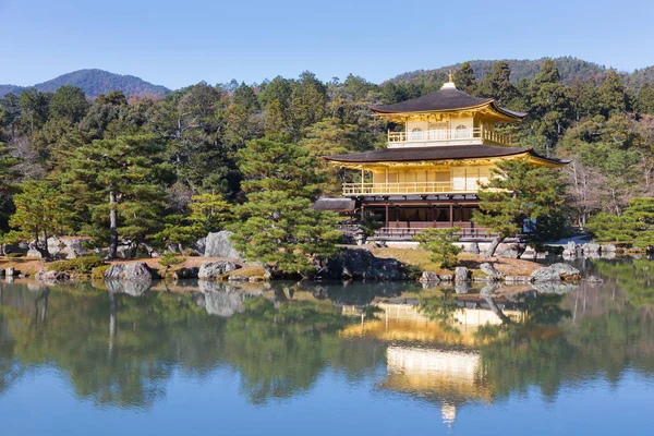 Kinkakuji tempel genaamd The Golden Pavilion met water reflectie — Stockfoto