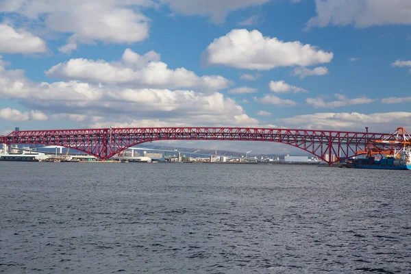 Pont Minato à Osaka Japon, Pont suspendu rouge au-dessus du littoral — Photo