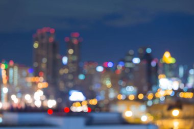 Alacakaranlık, bulanık bokeh şehir şehir ışıkları gece görünümü