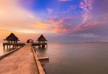 Sonra yol okyanus manzarası için önde gelen yürüyüş üzerinden günbatımı gökyüzü güzellik