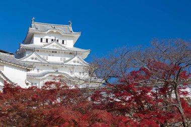 Himeji Kalesi ana kuleye sonbahar mevsiminde, Japonya