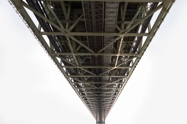 Onder de stalen brug constructie perspectief weergave — Stockfoto