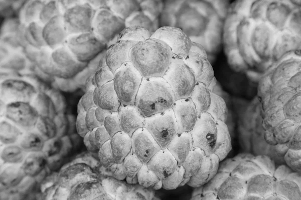 Siyah ve beyaz, taze krema elma meyve içinde belgili tanımlık çarşı