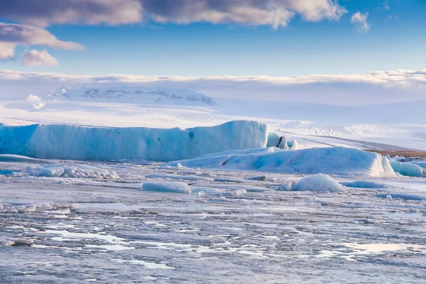 Rompere il ghiaccio sulla laguna di Jakulsalon nella stagione invernale — Foto Stock