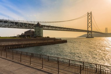 Akashi Kaikyo Köprüsü, bir, en uzun asma köprü