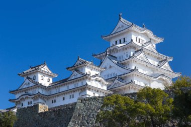 Himeji Kalesi ile açık mavi gökyüzü arka plan, Japonya