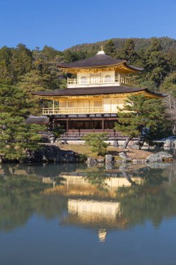 Kinkakuji tapınak su yansıması ile