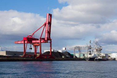 Osaka bağlantı noktası Harbour limanındaki Portal vinçler