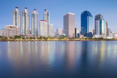 City condominium ve ofis binası su yansıması ile