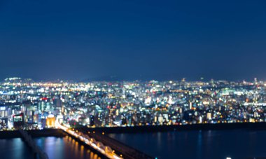Gece ışıkları Osaka city residence alan ön Nehri bulanık