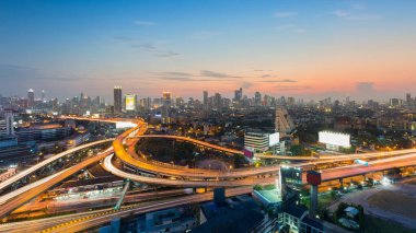 Bangkok şehir merkezi iş arka plan ve otoyol kavşağı 