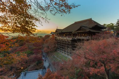 Sonbahar mevsiminde Kiyomizu-dera Tapınağı günbatımı gökyüzü