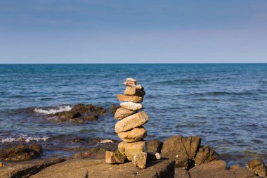 Taş yığını üzerinden sahil manzarası