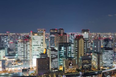 Gece ışıkları Osaka city iş şehir