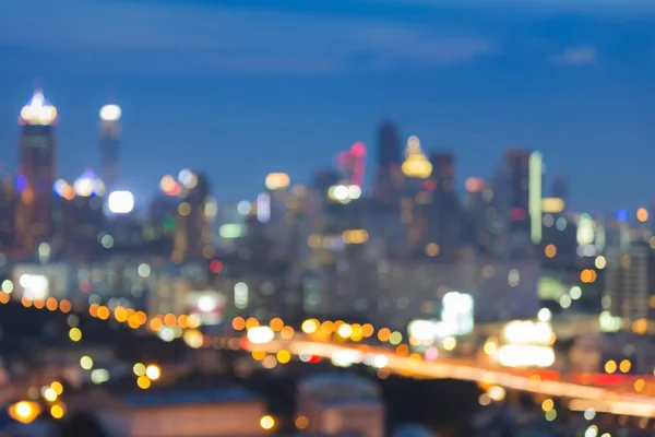 Luzes borradas bokeh cidade e estrada vista noturna — Fotografia de Stock