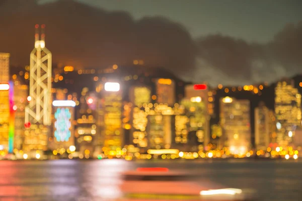 Νύχτα θολή φώτα, Χονγκ Κονγκ πόλη στο κέντρο της πόλης μπροστά στη θάλασσα — Φωτογραφία Αρχείου
