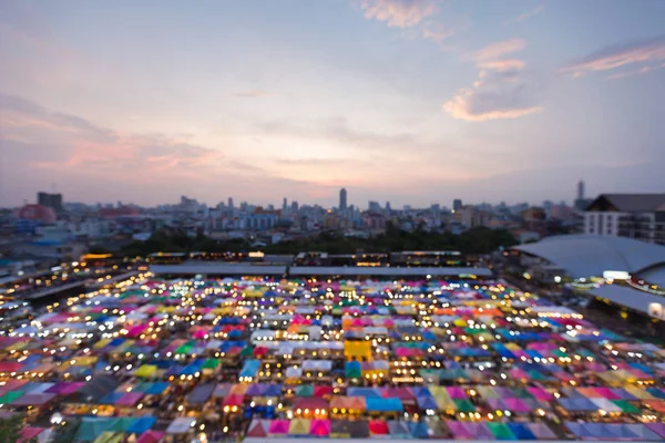 Размытые огни вид с воздуха, ночной рынок города — стоковое фото