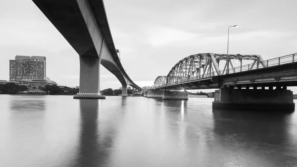 Bianco e nero, Ponte in acciaio che attraversa il fiume — Foto Stock