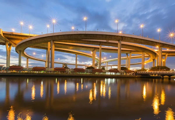 Night round about highway intersection with twilight sky background — Stock Photo, Image