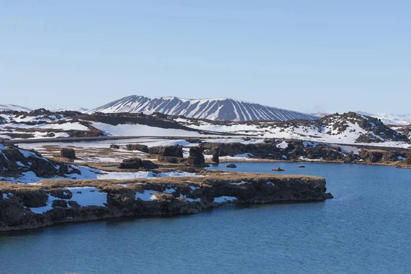 Myvatn volcán sobre el lago durante la temporada de invierno — Foto de Stock