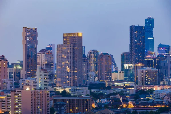Bangkok città ufficio luci del centro con sfondo cielo chiaro — Foto Stock