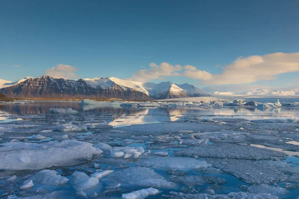 Glacier Jakulsarlon et lagune avec fond de montagne — Photo