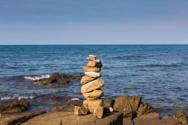 石块堆栈在海岸天际线 — 图库照片