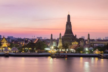 Sonra Wat arun ratchawararam gün batımında güzel gökyüzü 