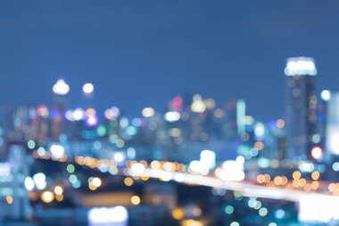 Bulanık alacakaranlık hafif ofis binası ve yol