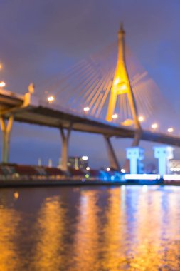 Watergate üzerinde köprü süspansiyon üzerinde bulanık ışıkları 