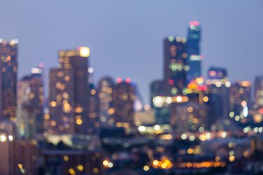 Işıklar şehir merkezinde ofis bina bulanık