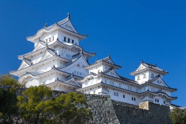 Himeji Kalesi Kansai, Japonya ile açık mavi gökyüzü