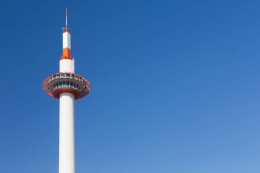 Kyoto tower ile açık mavi gökyüzü 