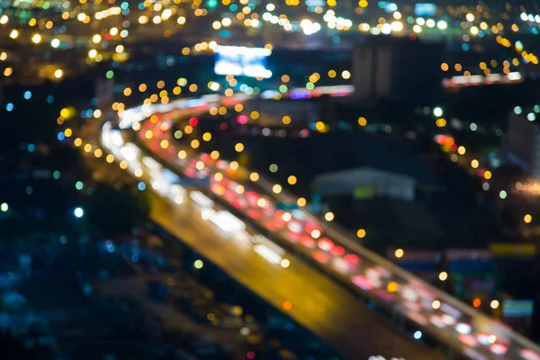 Città di notte luci sfocate strada curva — Foto Stock